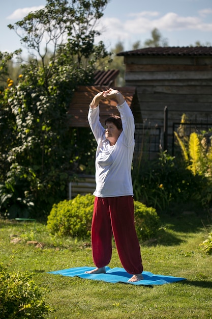 la nonna fa sport sull'erba