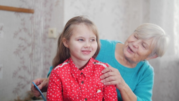 La nonna fa una favola sulla testa del bambino a casa