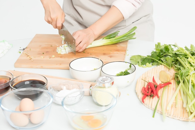 La nonna sta elaborando verdure fresche