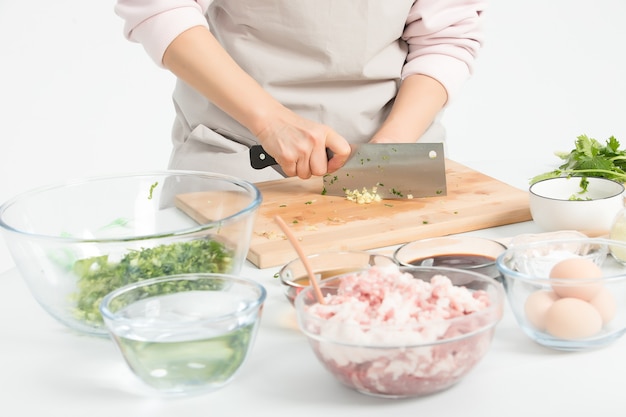 La nonna sta elaborando verdure fresche