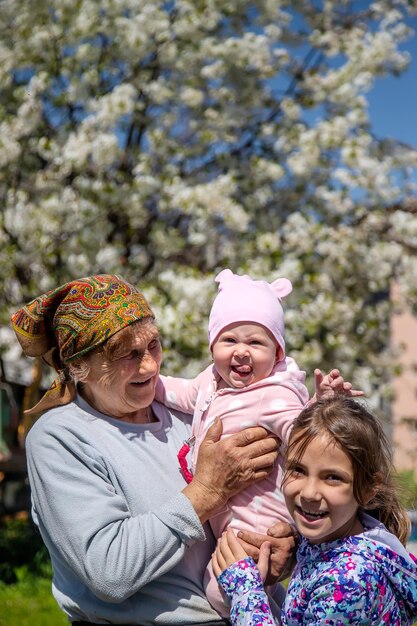 La nonna tiene in braccio la nipote Messa a fuoco selettiva