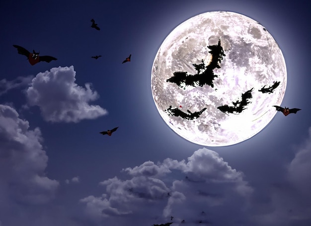 La notte di Halloween La luna inquietante nel cielo nuvoloso con i pipistrelli