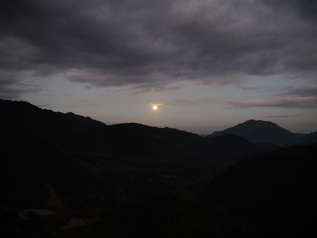 La notte in montagna a Banaue, nelle Filippine