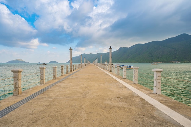 La nuova barca Con Dao Passenger Port Express ha fornito i servizi di trasporto nell'isola di Con Dao Vietnam Con dao Island e nel cielo blu