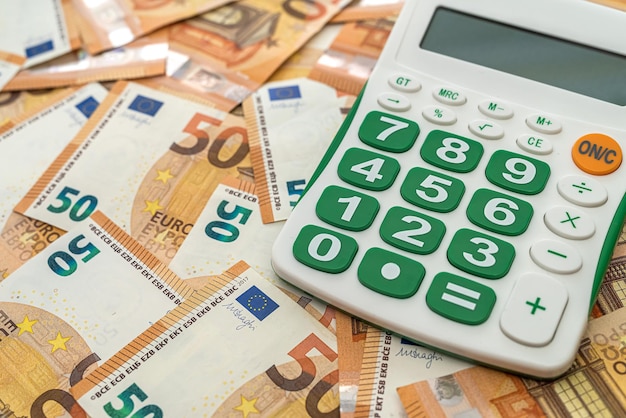 La nuova calcolatrice vuota con pulsanti verdi si trova sulle nuove banconote in euro. Concetto di affari