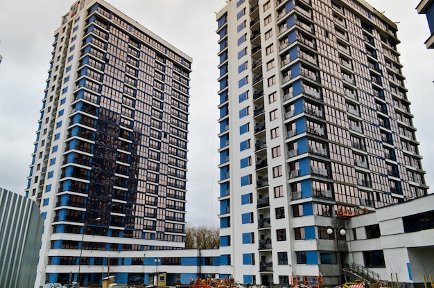 La nuova moderna struttura monolitica urbana a più piani in vetro blu alto ospita edifici