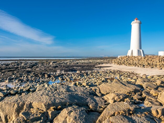 La nuova torre del faro di Akranes attiva all'estremità della penisola in città sotto il cielo blu Islanda