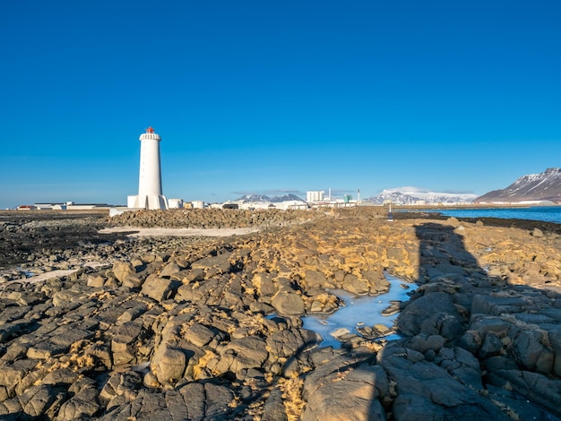 La nuova torre del faro di Akranes attiva all'estremità della penisola in città sotto il cielo blu Islanda