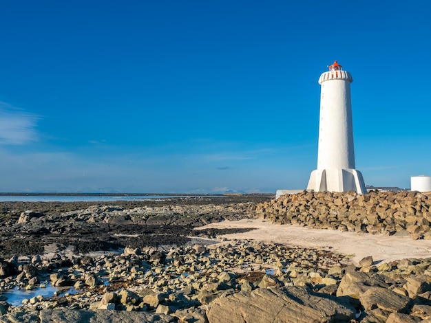 La nuova torre del faro di Akranes attiva all'estremità della penisola in città sotto il cielo blu Islanda