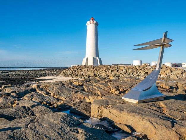 La nuova torre del faro di Akranes attiva all'estremità della penisola in città sotto il cielo blu Islanda