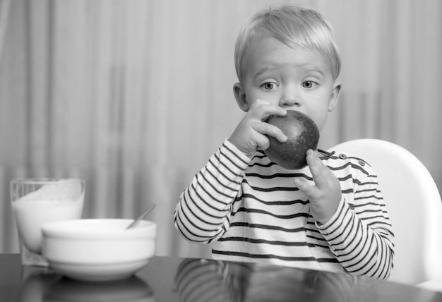 La nutrizione del bambino mangia un bambino sano che fa uno spuntino concetto di vitamina di nutrizione sana il bambino mangia la mela ki