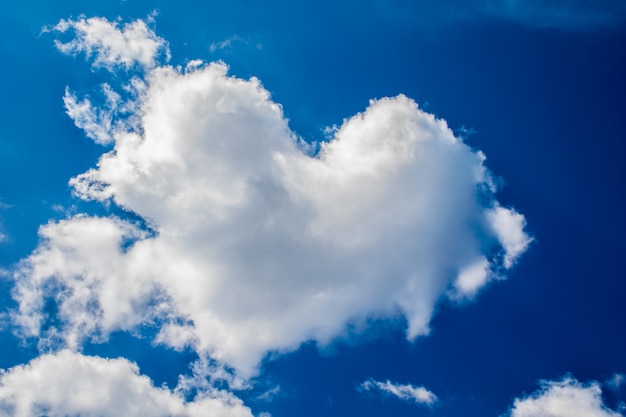 La nuvola a forma di cuore contro un cielo blu. Per San Valentino.