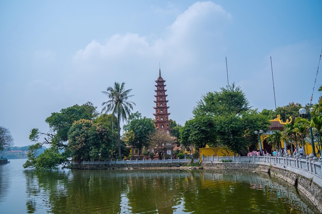 La Pagoda di Tran Quoc, il più antico tempio buddista di Hanoi, si trova su una piccola isola vicino alla costa sud-orientale del West Lake Vietnam di Hanoi