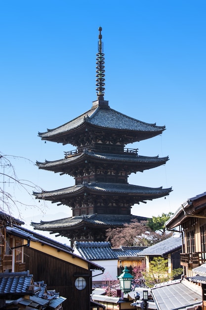 La pagoda di Yasaka è una pagoda a cinque piani su una strada tradizionale nel vecchio villaggio di Kyoto, in Giappone.