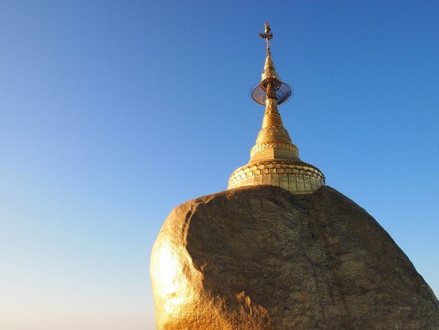 La Pagoda Kyaiktiyo conosciuta anche come Golden Rock è un noto sito di pellegrinaggio buddista in Myanmar