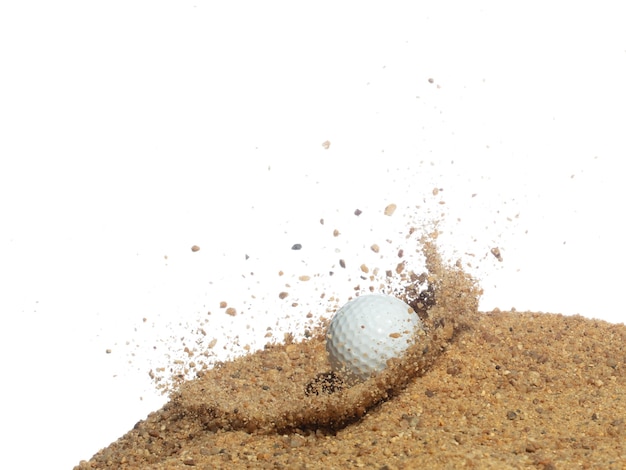 La palla da golf esplode dal bunker di sabbia Il giocatore di golf colpisce la palla con il bastone all'esplosione di sabbia al verde La palla del club di golf è colpita nell'esplosionebuncher di sabbia sullo sfondo bianco movimento di congelamento isolato