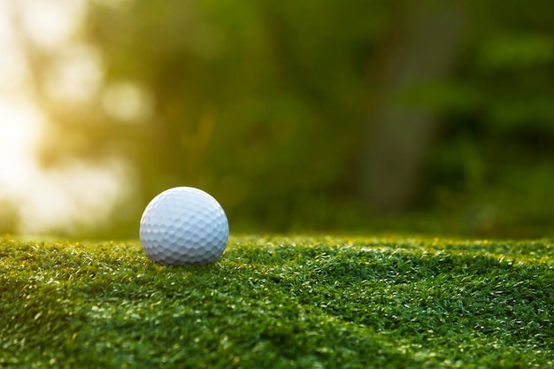La pallina da golf si trova su un prato verde in un bellissimo campo da golf