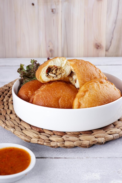 La panada è un pane fritto ripieno di tonno piccante, uno spuntino tradizionale di Manado Indonesia