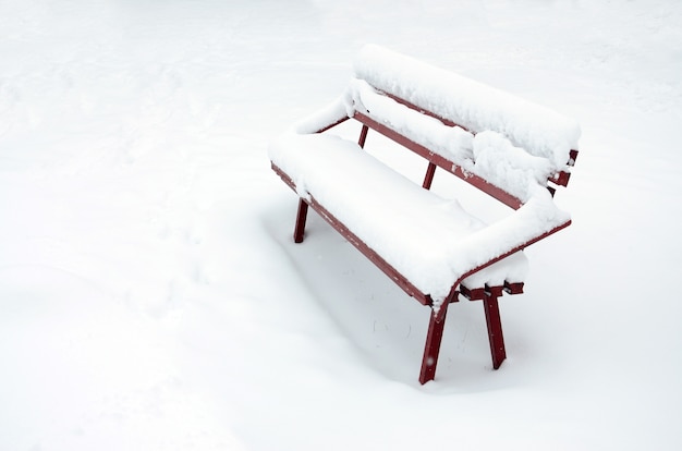 La panchina, coperta da uno spesso strato di muro, si trova su una piattaforma coperta di neve