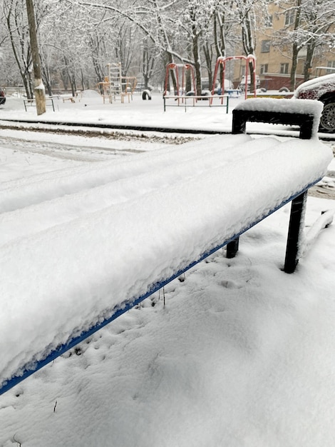 La panchina della città è abbondantemente ricoperta di neve