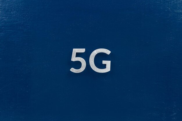 La parola 5G posata con lettere in alluminio su sfondo blu scuro