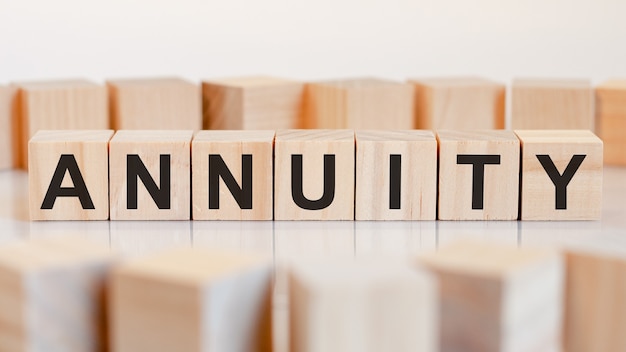 La parola ANNUITY è scritta su una struttura a cubetti di legno. concetto di affari e finanziari.