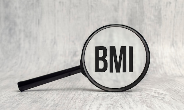 La parola BMI è scritta sulla lente d'ingrandimento e su sfondo bianco