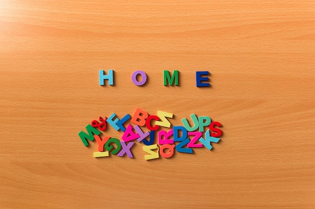 La parola casa in lettere colorate su uno sfondo di legno