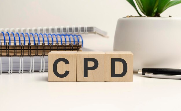 La parola CPD organizzata da lettere di legno