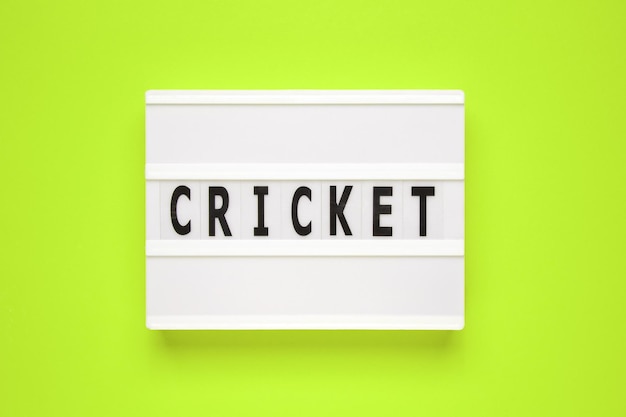 La parola cricket su sfondo verde isolato lightbox