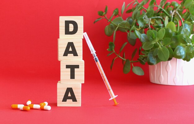 La parola DATA è composta da cubi di legno su sfondo rosso