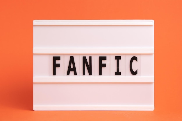 La parola fanfic su lightbox isolato sfondo arancione Generi letterari