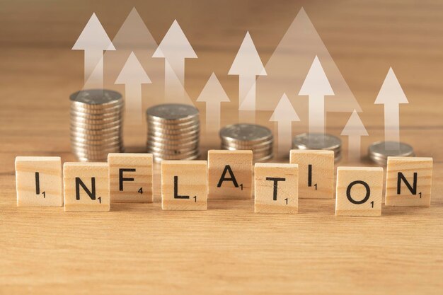 La parola INFLAZIONE su cubi di legno su sfondo di legno nell'idea per la FED di prendere in considerazione l'aumento dei tassi di interesse dell'economia mondiale e la lotta contro l'inflazione Inflazione del dollaro USA
