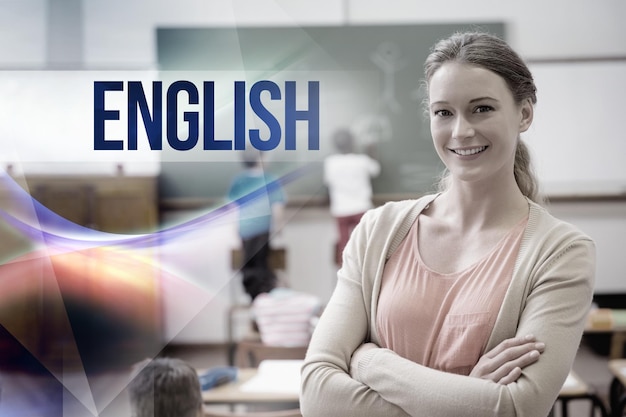 La parola inglese contro la bella insegnante che sorride alla macchina fotografica sul retro dell'aula