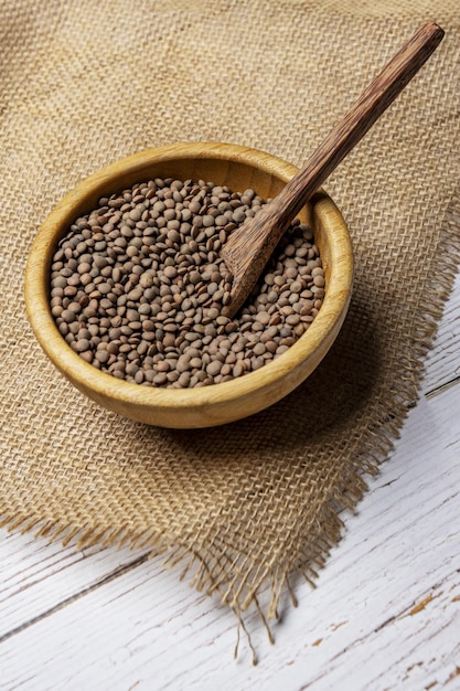 La parola lenti deriva dal latino lens lentis che significa lenticchia1 L'analogia è motivata dal fatto che un seme di lenticchia ha una curvatura simile a quella di una lente biconvessa