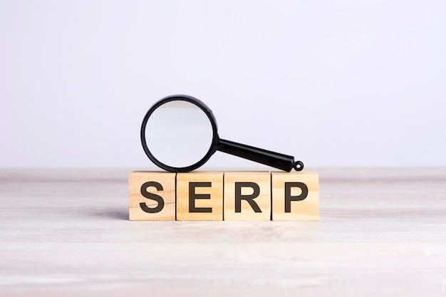 La parola SERP realizzata con blocchi di legno può essere utilizzata per il marketing aziendale e il concetto di istruzione