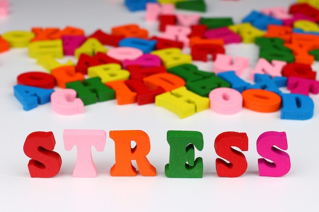 La parola stress con lettere colorate