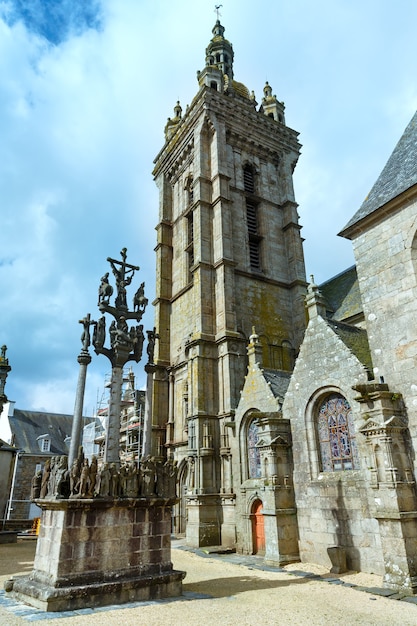 La parrocchia di Saint-Thegonnec Bretagna, Francia. Vista primaverile.