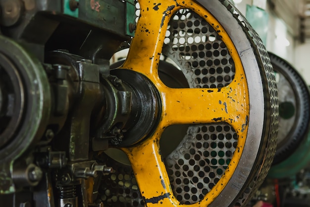 La parte della vecchia macchina del tornio rotante in fabbrica. Torni per carpenteria metallica per la produzione di parti metalliche di un impianto industriale.