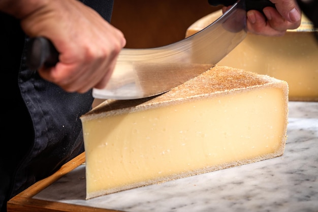 La parte famosa e gustata del formaggio è stata tagliata con un filo