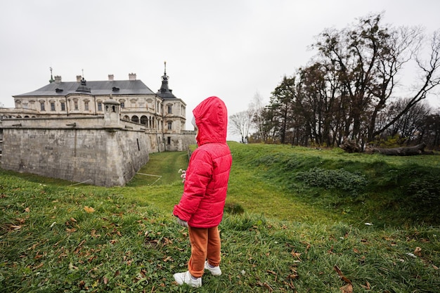 La parte posteriore della bambina in giacca visita il castello di Pidhirtsi nella regione di Leopoli in Ucraina