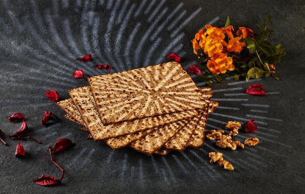 La Pasqua è la Pasqua ebraica Una pila di matzo su una tavola da taglio in legno con una bella