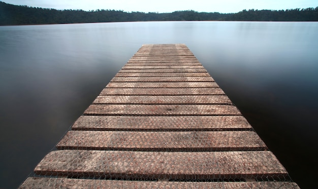 La passerella del vecchio molo si affaccia sul lago