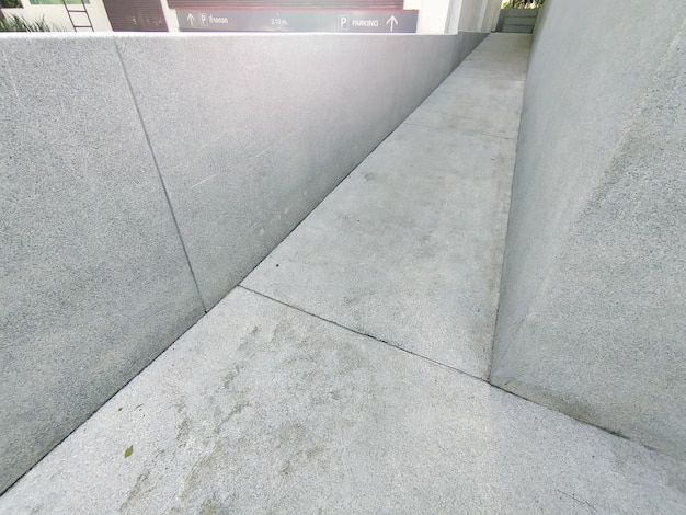 La passerella è ripida dal pavimento di cemento