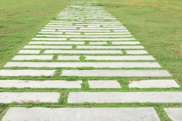 La passerella fu costruita con cemento, passaggio attraverso il prato verde.