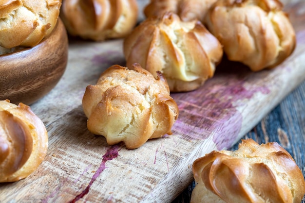 La pasta di frumento a base di crema pasticcera viene cotta con piccoli biscotti morbidi biscotti alla crema pasticcera a base di uova di farina di frumento e altri ingredienti