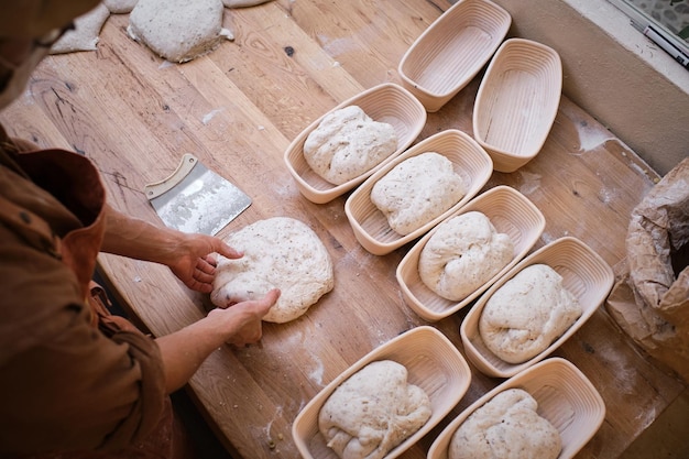 La pasta di pane lievitato negli stampi sta riposando per essere cotta.