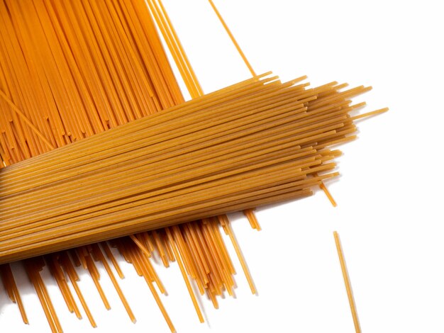 La pasta in tavola Spaghetti di due tipi su fondo bianco Pasta al pomodoro e grano saraceno Cucina italiana La cucina dei popoli del mondo Cucinare il cibo