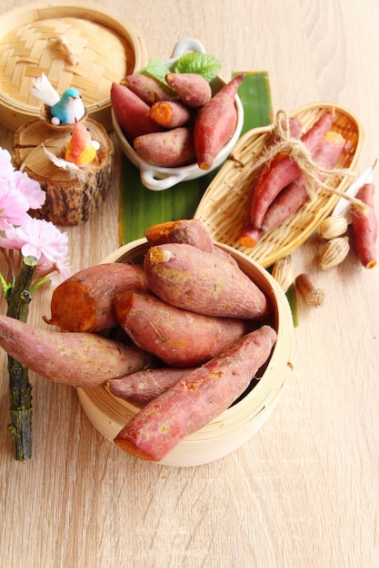 La patata dolce ha bollito delizioso su fondo di legno