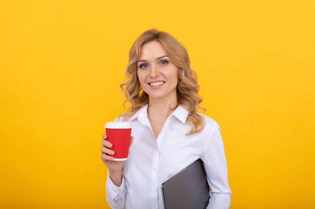 La pausa è una parte essenziale della giornata lavorativa Donna felice che tiene una tazza di carta Pausa caffè al lavoro